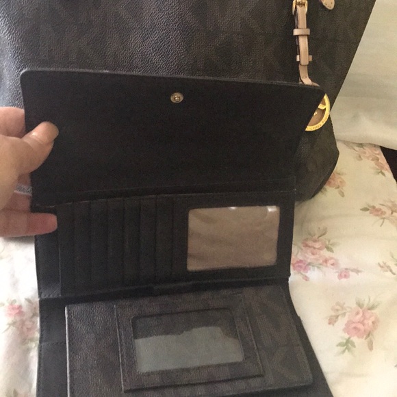 Michael Kors tote and wallet set - Picture 2 of 5